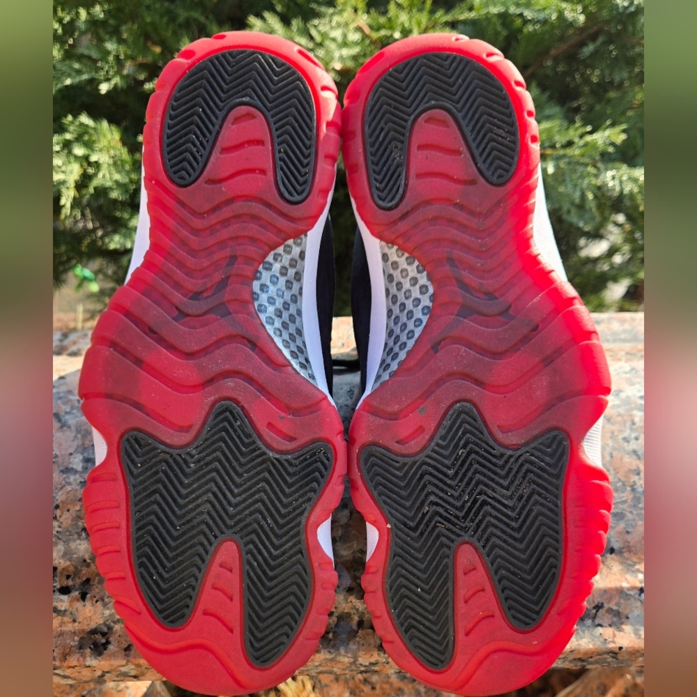 Women's Air Jordan 11 "Bred Velvet" *LIKE NEW* - Picture 3 of 7